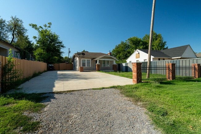 Building Photo - Beautiful 2 Bed 1 bath Home in OKC!