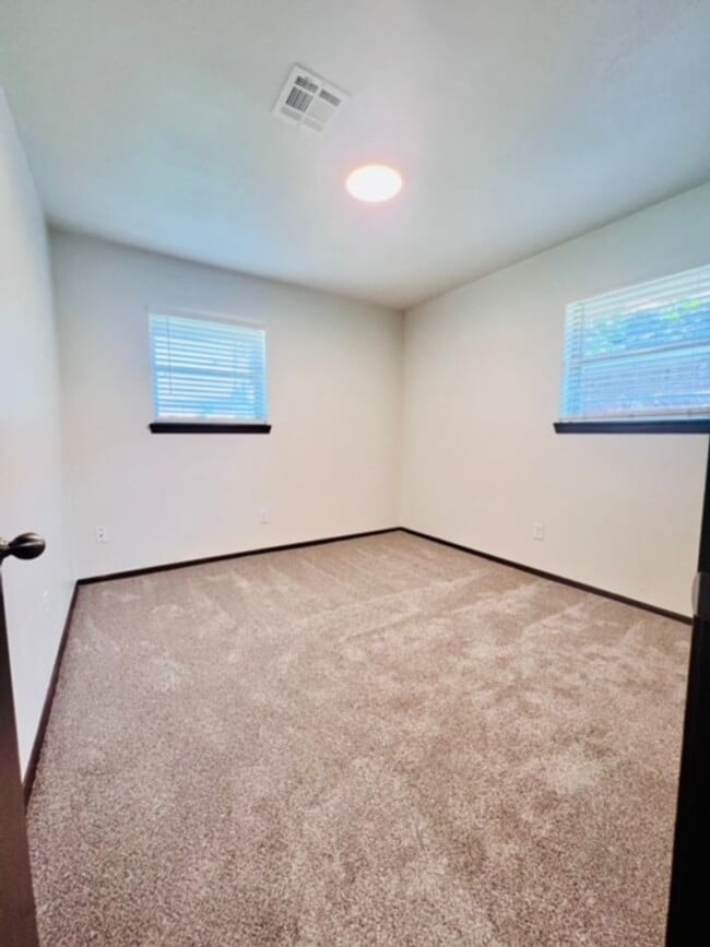 Building Photo - Very nice 3 bed 2 bath home - 1 mile from OU.