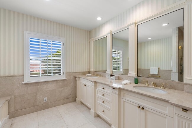 Building Photo - 1554 N Ocean Way