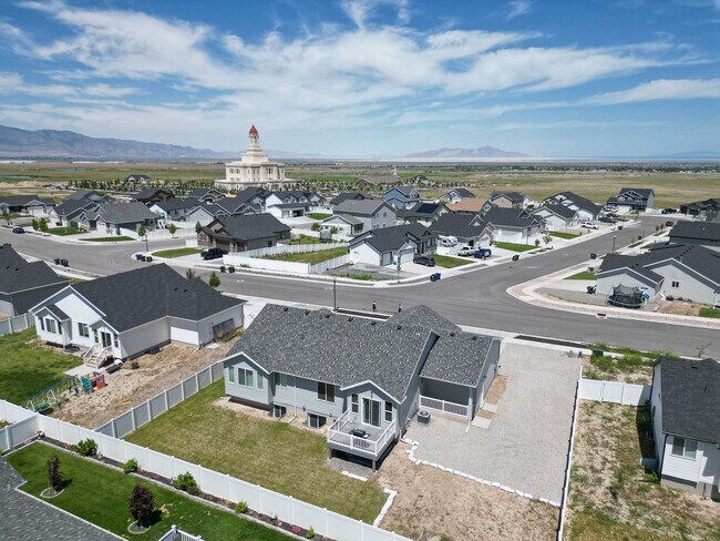 Building Photo - 289 W 2280 N
