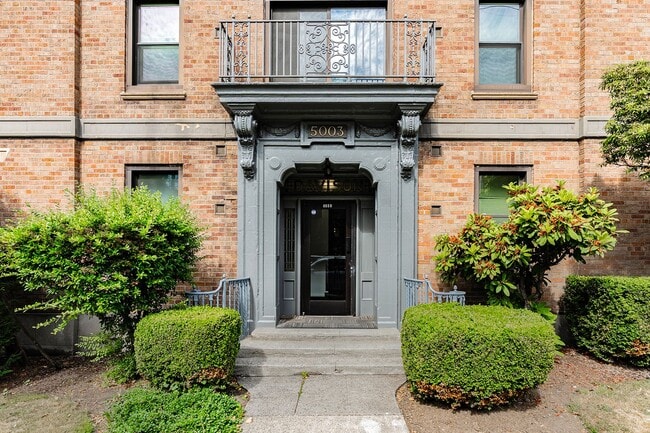 Primary Photo - Davison Apartments