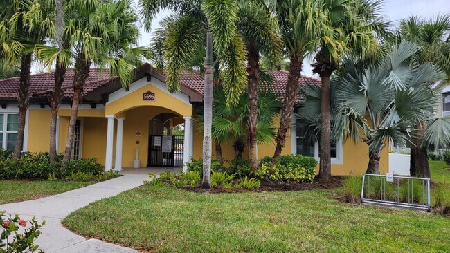 Building Photo - Annual turnkey furnished renovated GATED COMMUNITY**3 BEDROOM TOWNHOUSE