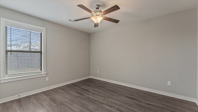 Building Photo - "Charming 4-Bed Oasis with 2 Full Baths in Prime Fayetteville Location – 1800 Sq Ft of Comfort!"