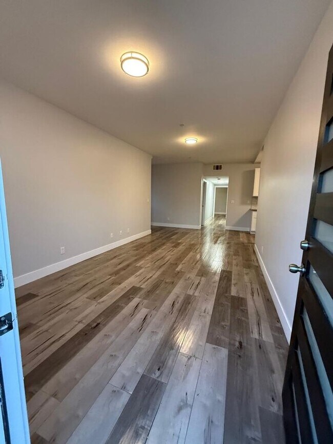 Building Photo - 85(221)