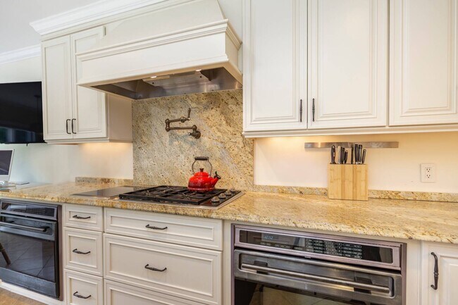 Building Photo - 6 Tall Tree Ct