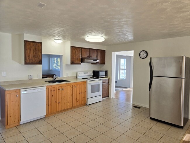 Building Photo - LIght Filled Rambler-Flexible lease term-