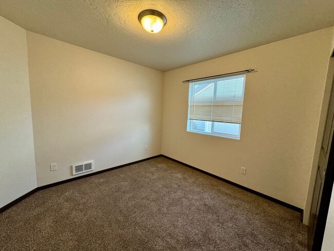 Building Photo - 2-Bed Home with Bonus Room & Large 2-Car Garage in Coeur d’Alene