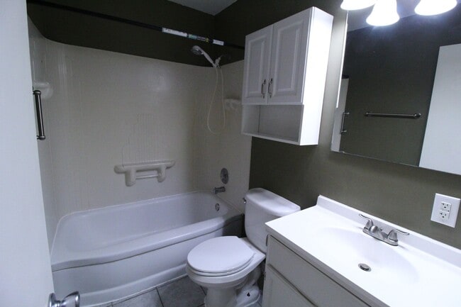 Building Photo - 2 Bedroom 1 Bath House in Mission, Kansas