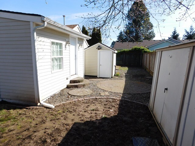 Building Photo - 2Bd/1Ba Single Story House - Available to ...
