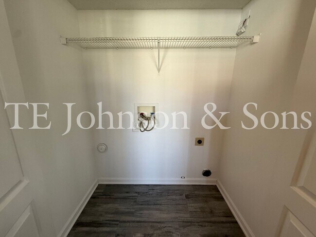 Building Photo - Spacious 4 Bedroom Home with Modern Comfor...