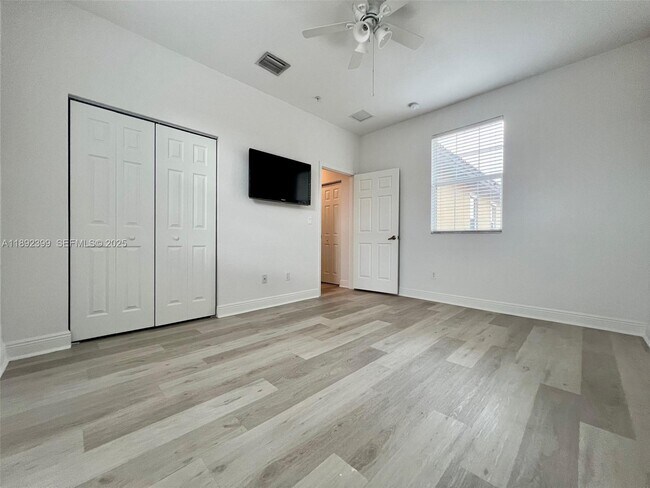 Building Photo - 1423 SW 147th Ave