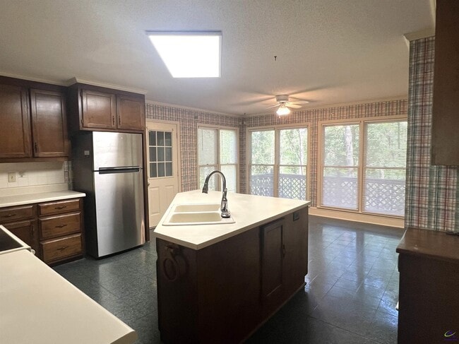 Building Photo - 136 River Knoll