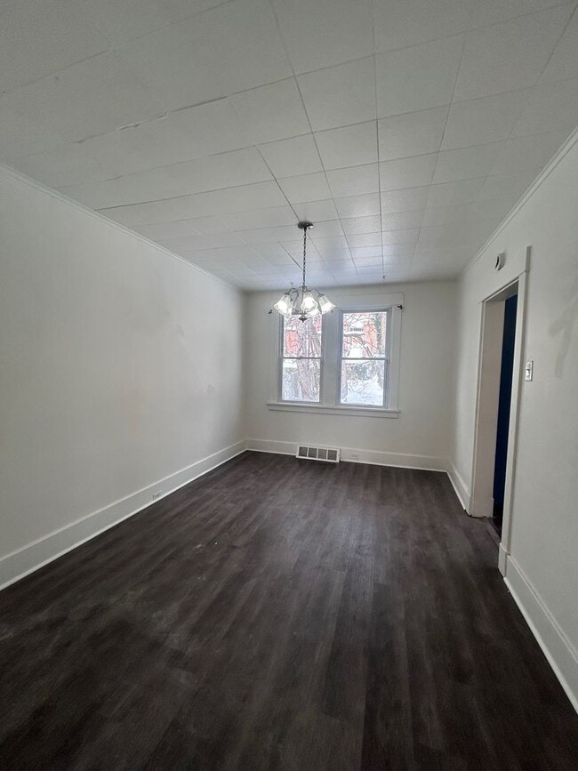 Building Photo - Updated 3 Bedroom Home l Marhsall Shadeland