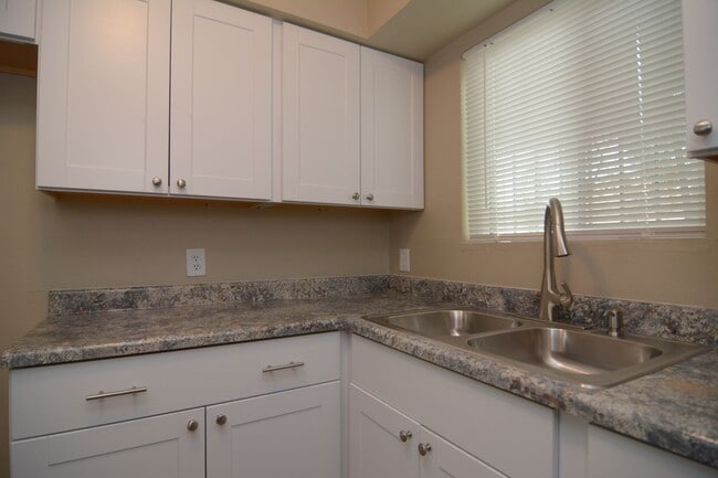 Building Photo - 2 Bedroom 1 Bath Apartment! Close to the U...
