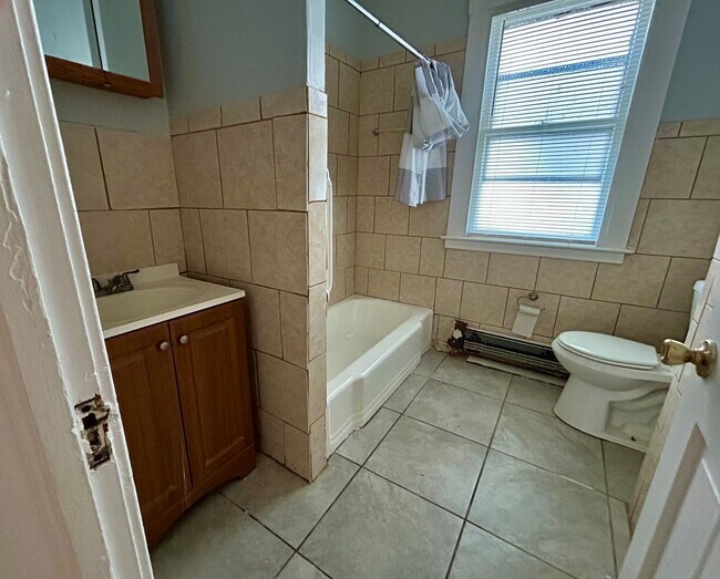 Building Photo - 1st Floor, 3 Bedroom Apartment