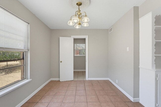 Building Photo - 618 S La Salle Dr