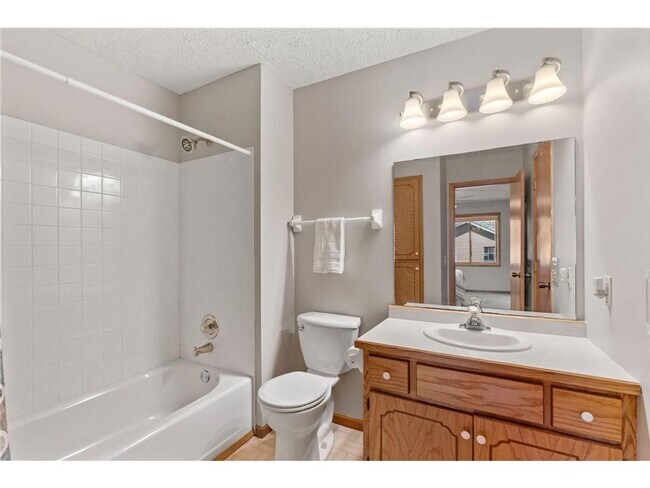 Building Photo - Stunning home located in the heart of Apple Valley *3 bed*2bath Available 10/1!