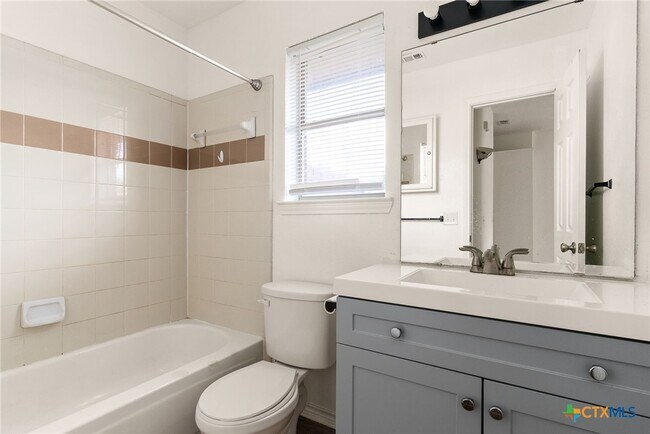 Building Photo - 2702 Hemlock Dr