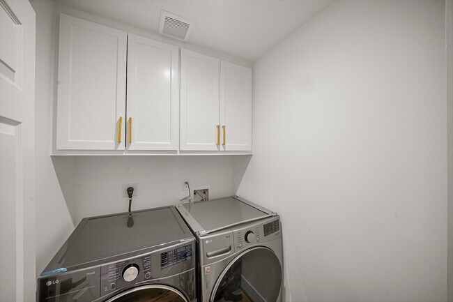 Building Photo - 5630 Lymbar Dr