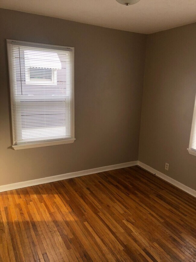 Building Photo - 2 Bed/1 Bath House for rent! SHOWINGS STARTING 7/27/26!