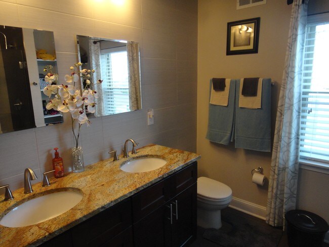 Building Photo - 240 Lauriston St