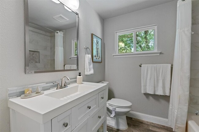 Building Photo - 3112 Val Dr