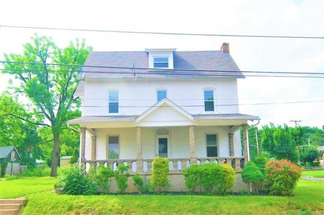 building - 322 N 7th St