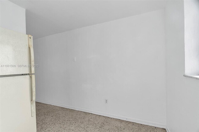 Building Photo - 644 SW 10th St