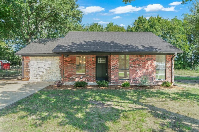 Building Photo - 910 Willow Dr