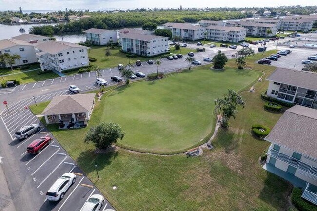 Building Photo - 340 Horizon W