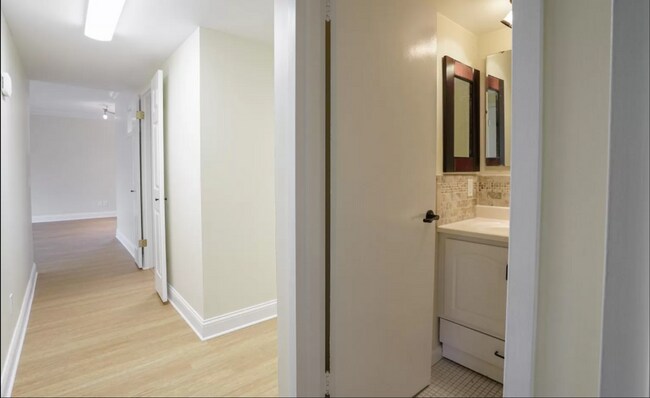 Building Photo - 3 Bedroom, 2 Bathroom Condo in Downtown!