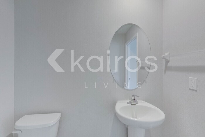 Building Photo - 8644 SW 44th Ct