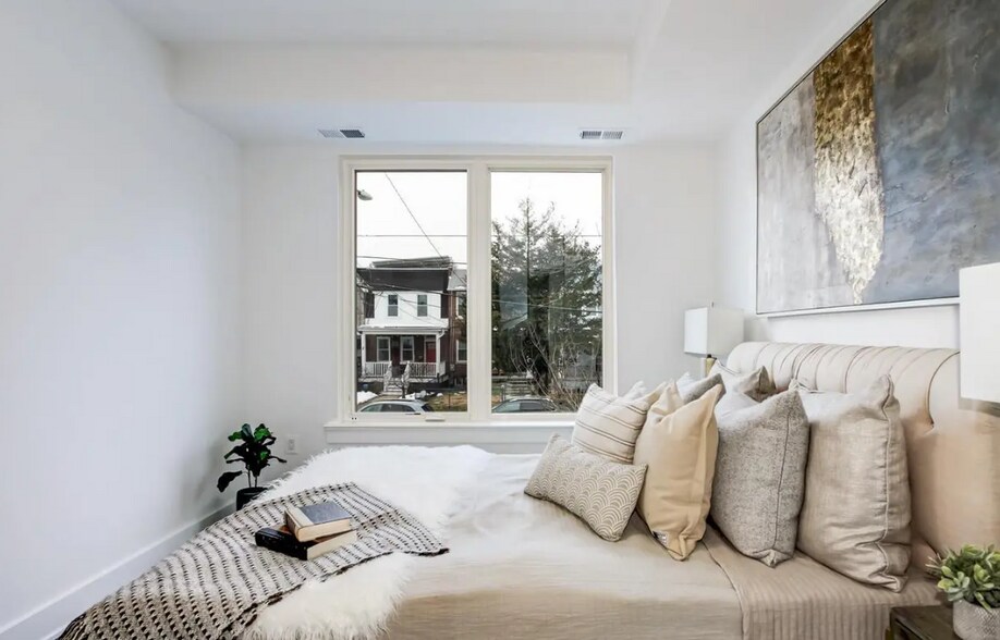 Building Photo - 1001 Bryant St NE