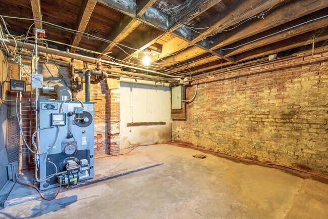 Building Photo - 81 Main St