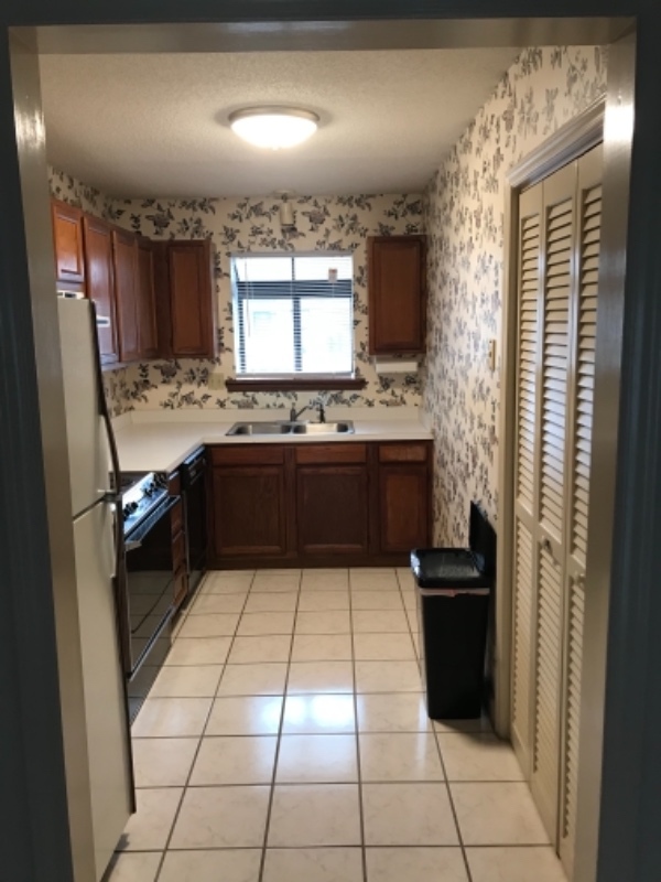 Building Photo - 2140 Fox Run Dr