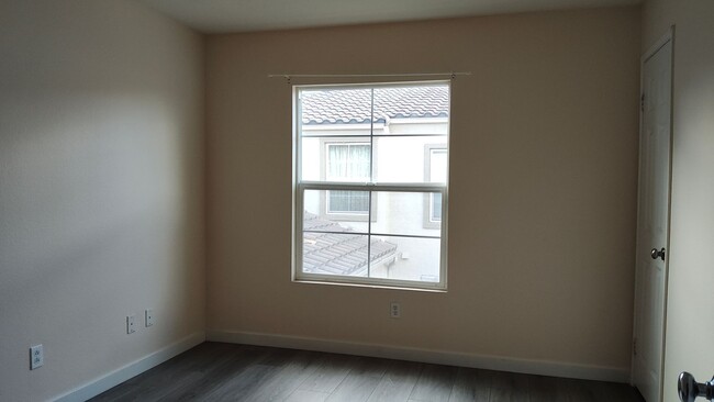 Building Photo - 3 bedrooms 3 bathrooms townhome FOR RENT i...