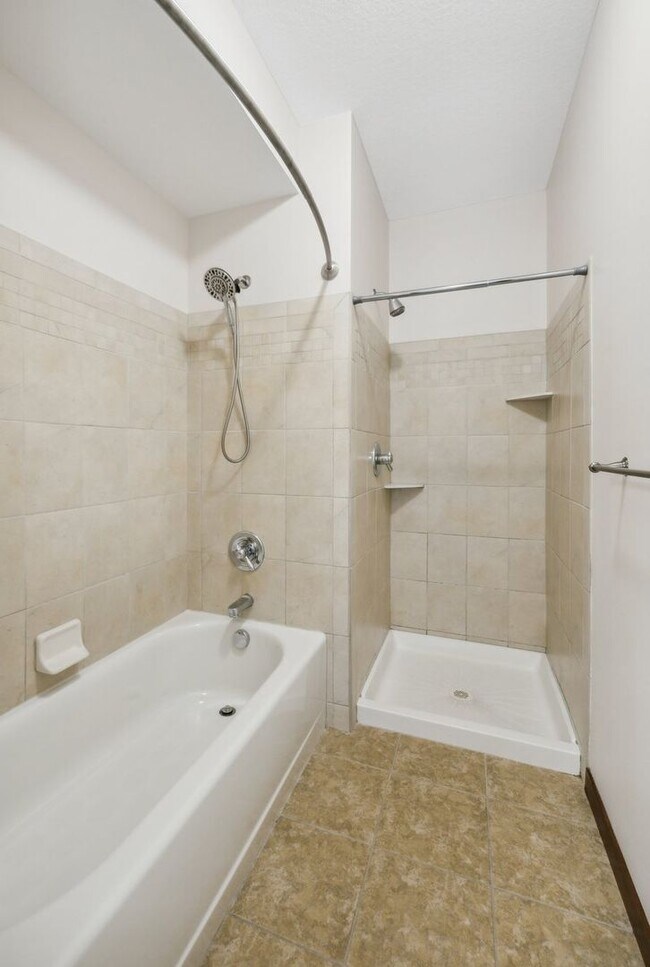 Building Photo - Stunning 2 level Condo in Exclusive St Pau...