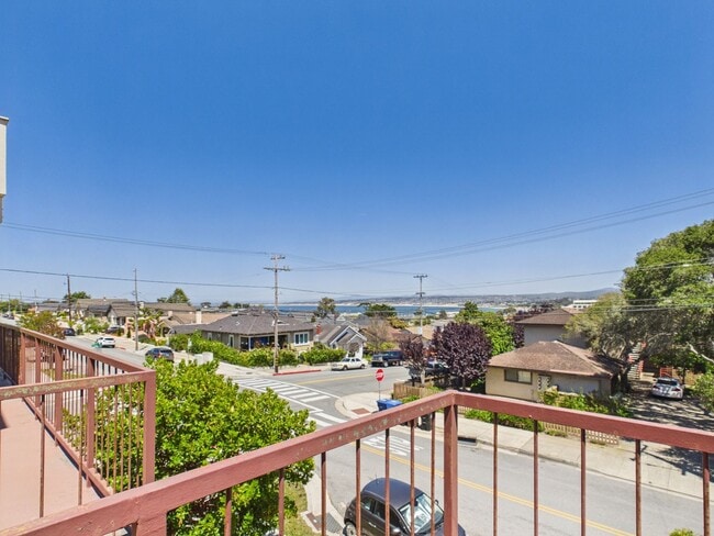 Building Photo - Sumaya Condo 2 Bed/2 bath with Fireplace. Includes washer and dryer