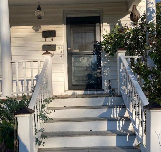 Entry - 37 Summit St