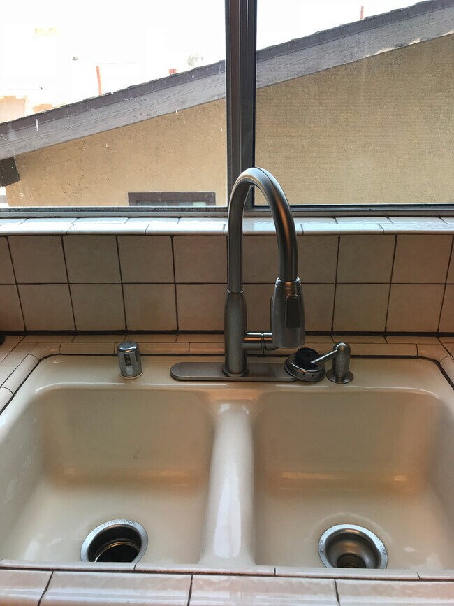 Building Photo - Pullman Duplex