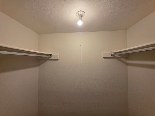 Building Photo - Massive 5 Bedroom Townhouse in Aurora