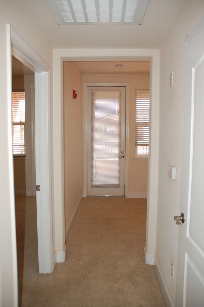 Building Photo - Great Condo in Roseville