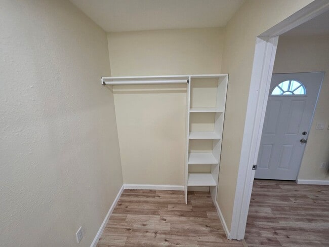 Building Photo - 524 W Greenwood Ave