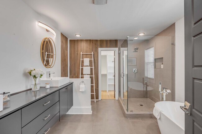 Building Photo - Fully Furnished Downtown Rental