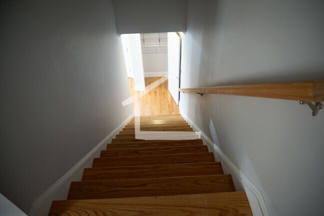 Building Photo - Charming 5 Bedroom-No Broker Fee