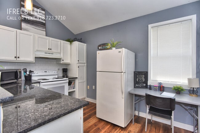 Building Photo - 2204 1/2 E 14th Street-
