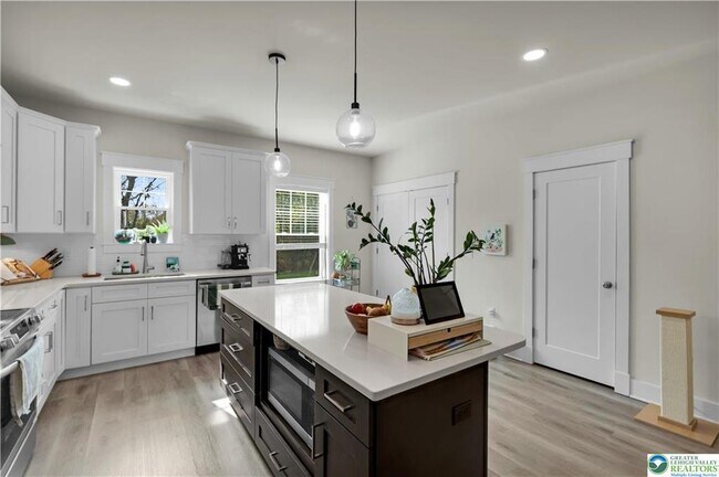 Building Photo - 221 Craig Ave