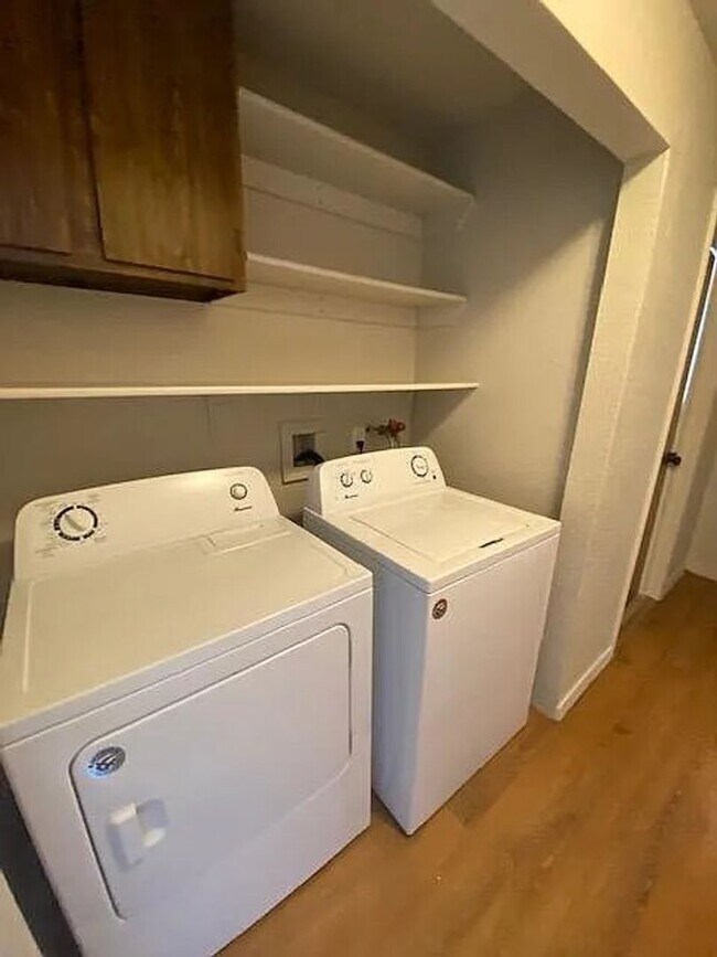 Building Photo - 2 bedroom 1 bathroom duplex with backyard ...