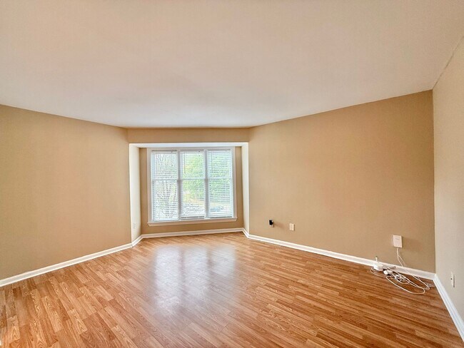 Building Photo - Newly Remodeled 2BD, 1.5BA Raleigh Condo in Prime Location with HOA Amenities
