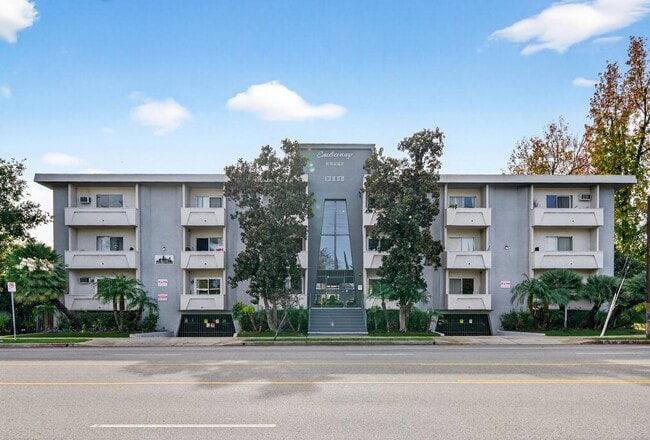 Interior Photo - 13860 Burbank Blvd